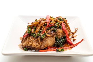 Baharatlı tavada kızartılmış ve bitki ile orfoz balığı fileto 