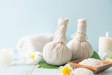 Spa bitkisel top mum ve orkide ile sıkıştırma