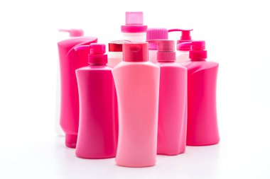 Beyaz arka plan üzerinde şampuan veya saç kremi şişe