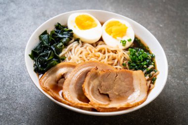 Shoyu ramen noodle domuz eti ve yumurta ile