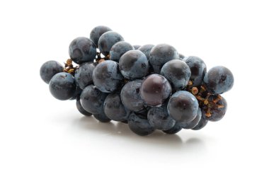 beyaz arka planda taze siyah üzüm