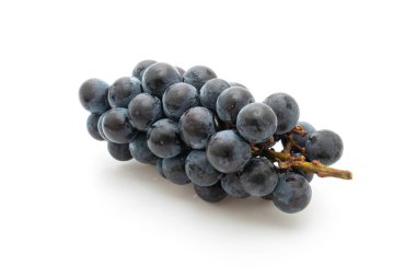 beyaz arka planda taze siyah üzüm