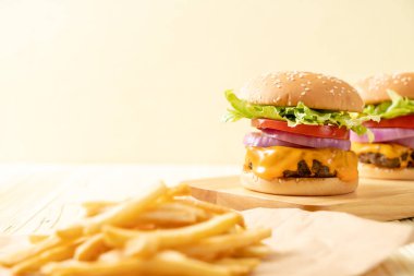 taze lezzetli biftek burger peynir ve patates kızartması