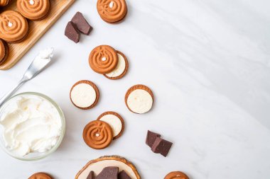 kremalı çikolatalı kurabiye