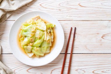 Balık soslu tavada kızartılmış lahana