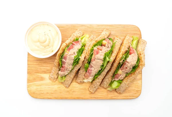 Beyaz arka planda ev yapımı tuna sandviç