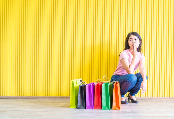 Asyalı kadın holding alışveriş torbaları