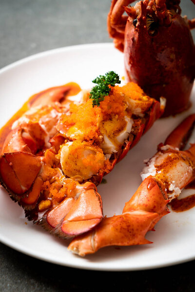 Стейк из омаров с соусом
