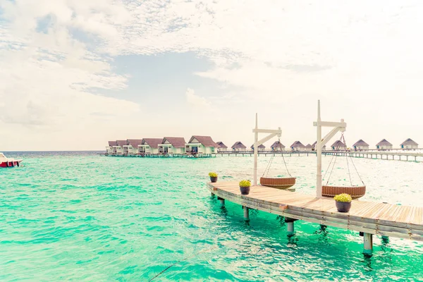 Tropikal Maldivler tatil ve deniz arka plan ile kanepe salıncak — Stok fotoğraf