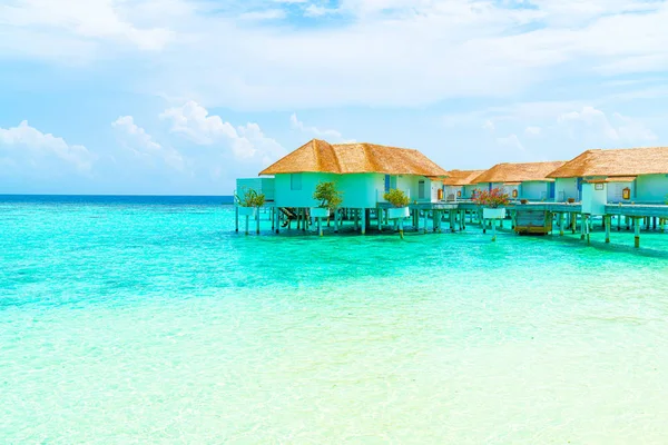 Vackra tropiska Maldiverna Resort hotell och ö med strand a — Stockfoto