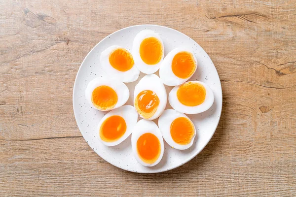 Мягкие вареные яйца — стоковое фото