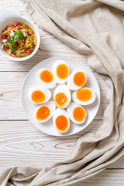 Мягкие вареные яйца пряный салат — стоковое фото
