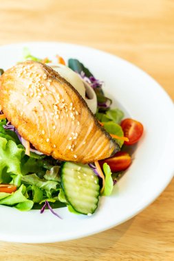 Kızarmış somon salata