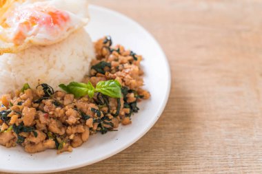 fesleğen pilav ve kızarmış yumurta ile tavada kızartılmış domuz eti