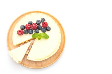 Ahududu ve beyaz ba üzerinde yaban mersini ile ev yapımı cheesecake