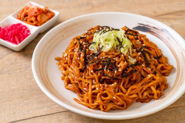 Kore sıcak ve baharatlı anlık noodle kimchi ile