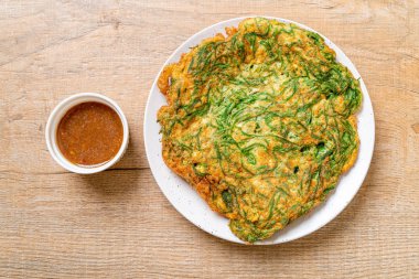  Kızarmış yumurta ve baharatlı karides hamur tırmanma