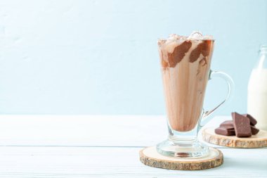 Buzlu çikolata milkshake içecek