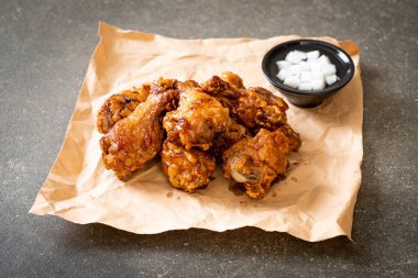 Soslu kızarmış tavuk.