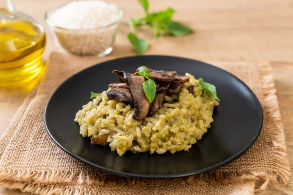 Mantarlı Risotto Pesto ve peynir ile