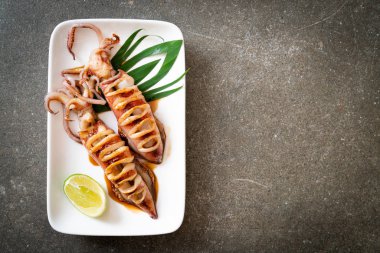 teriyaki soslu ızgara kalamar