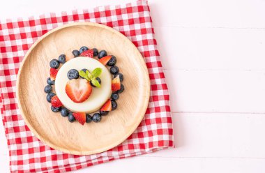 taze çilek ve yaban mersini ile yoğurt puding