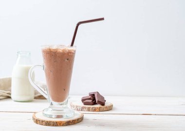 Buzlu çikolata milkshake içecek