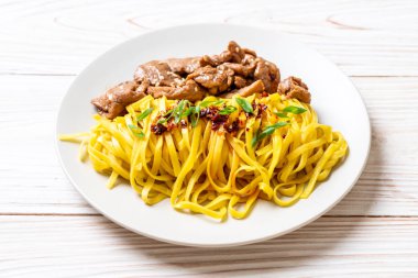 domuz eti ile Asya tavada kızartılmış erişte