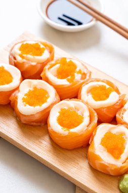 mayonez ve karides yumurta ile taze somon suşi rulo