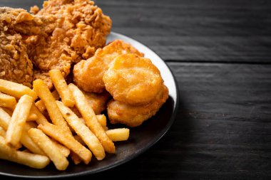 patates kızartması ve nuggets yemek kızarmış tavuk