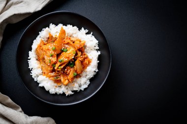 kimchi tepesinde pirinç ile tavada kızartılmış domuz eti 