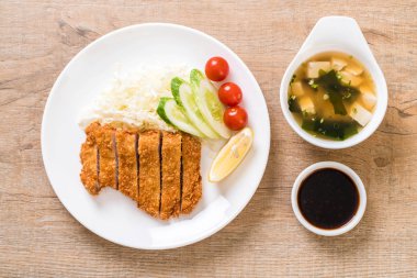 Japon derin kızarmış domuz pirzola (tonkatsu kümesi)