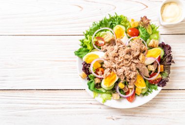Sebze salatası ve yumurta ile tuna