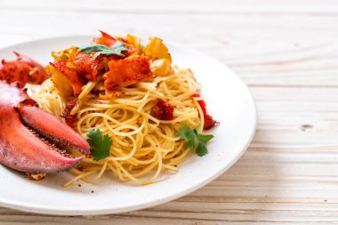 Makarna all'astice veya ıstakoz spagetti