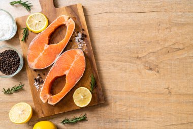 taze çiğ somon fileto biftek