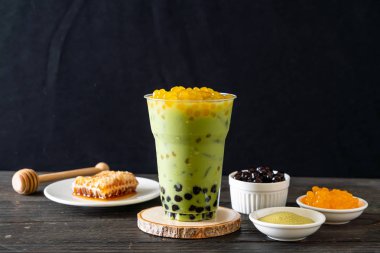 kabarcık ve bal kabarcıkları ile yeşil çay latte