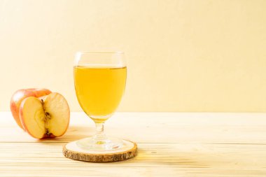 Kırmızı elma meyvesi ile elma suyu