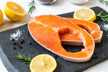 taze çiğ somon fileto biftek