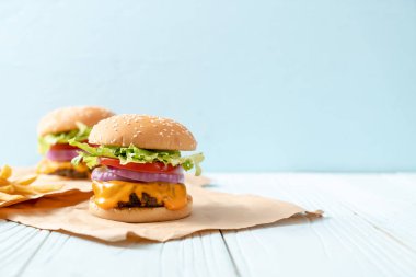 taze lezzetli biftek burger peynir ve patates kızartması