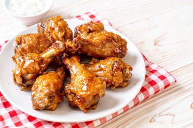 Soslu kızarmış tavuk.