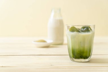 Matcha yeşil çay buzlu süt ile