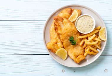 Kızartmalı balık ve patates kızartması.