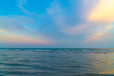 güzel alacakaranlık gökyüzü ile deniz plaj