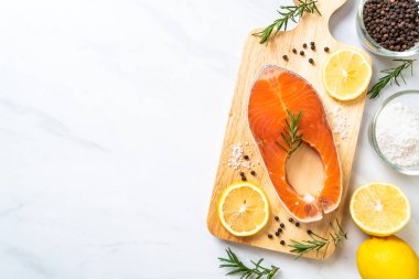 taze çiğ somon fileto biftek