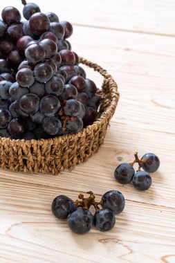 beyaz arka planda taze siyah üzüm