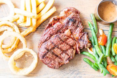 sebze ve patates kızartması ile Orta nadir Sığır biftek