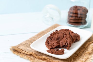 çikolata parçaları ile çikolatalı kurabiye 