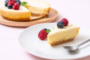 Ahududu ve yaban mersini ile ev yapımı cheesecake 