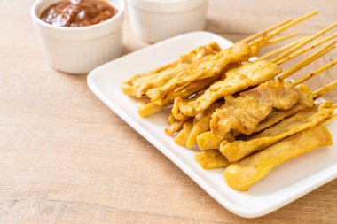 Domuz Satay-ızgara domuz fıstığı sosu veya tatlı ile servis ve 