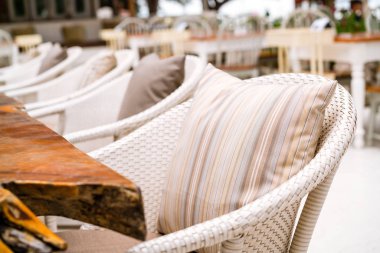 Açık veranda üzerinde rahat yastık 